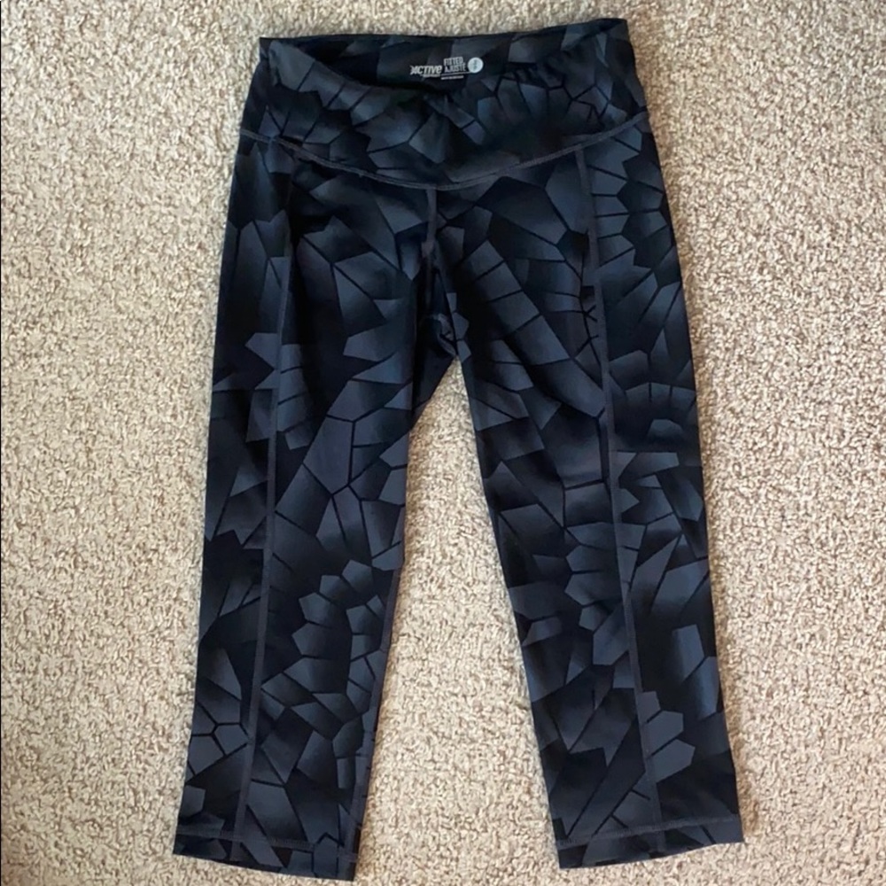 Old Navy Active Capris Size Small in EUC (Bin B)